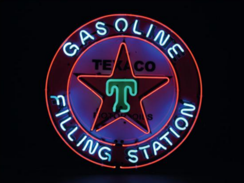 Néon "Texaco Motor Gasoline". Année 2000. Grand modèle. Structure en métal, fond en tôle peinte, tubes néon de couleur rouge, vert et blanc. Cadre en bois. Voir l'estimation dans le catalogue.