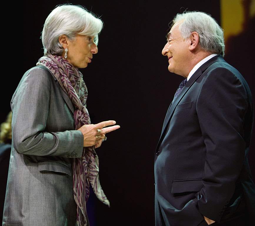 La ministre française des Finances, Christine Lagarde s'entretient avec le directeur général du Fonds monétaire international, Dominique Strauss-Kahn, avant que Nik Gowing, de la BBC, anime en direct un "débat mondial spécial" au Centre des congrès d'Istanbul - octobre 2009 © img.org Domaine public.