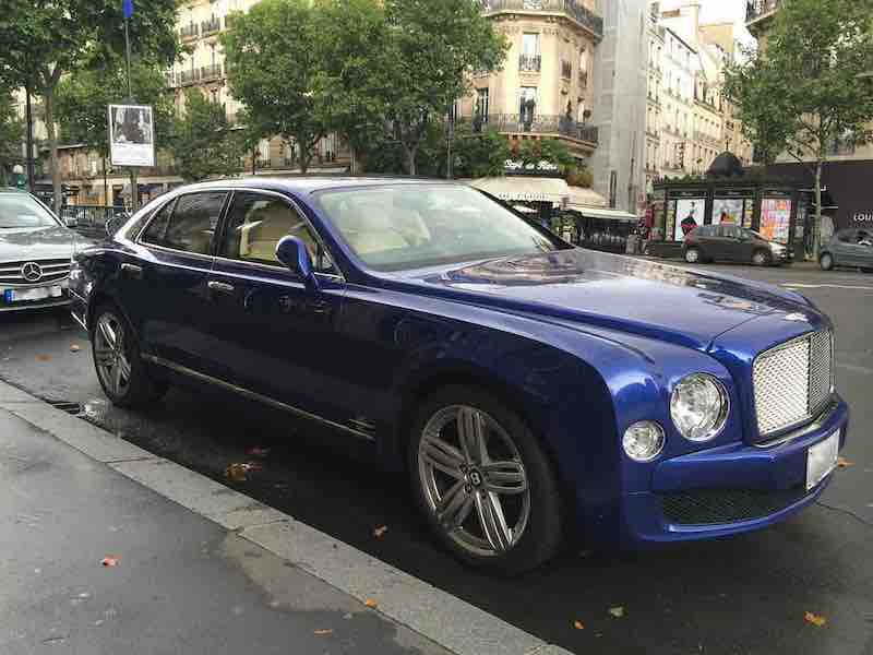 Magnifique voiture Bentley à Saint-Germain des Prés dans le 6e arrondissement de Paris.