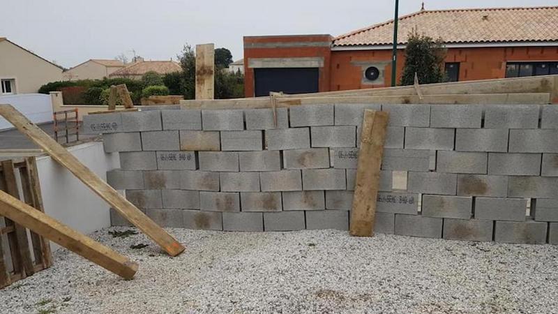 Un mur de parpaings déposés devant le garage de Patricia Gallerneau © page Facebook de la député le dimanche 6 janvier 2019.