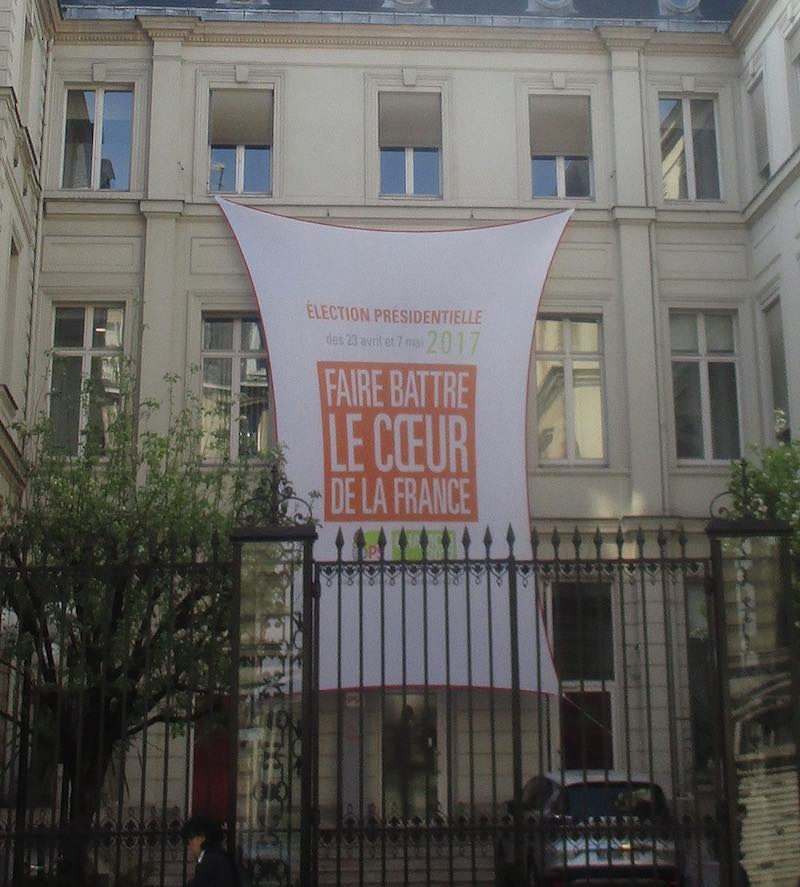 Siège du parti socialiste, rue de Solférino, pendant la campagne présidentielle de 2017 avant le premier tour © Thomon le 8 avril 2017 CC-BY SA 4.0
