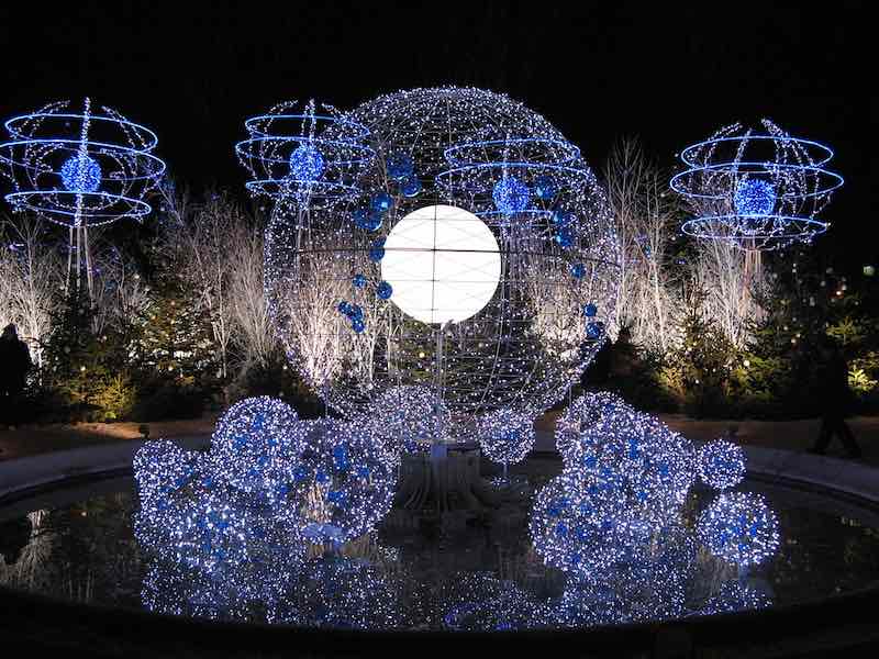 Une fontaine au rond-point des Champs-Elysées Illuminations lors des fêtes de fin d'année au temps du Marché de Noël sur l'avenue © baccus7.
