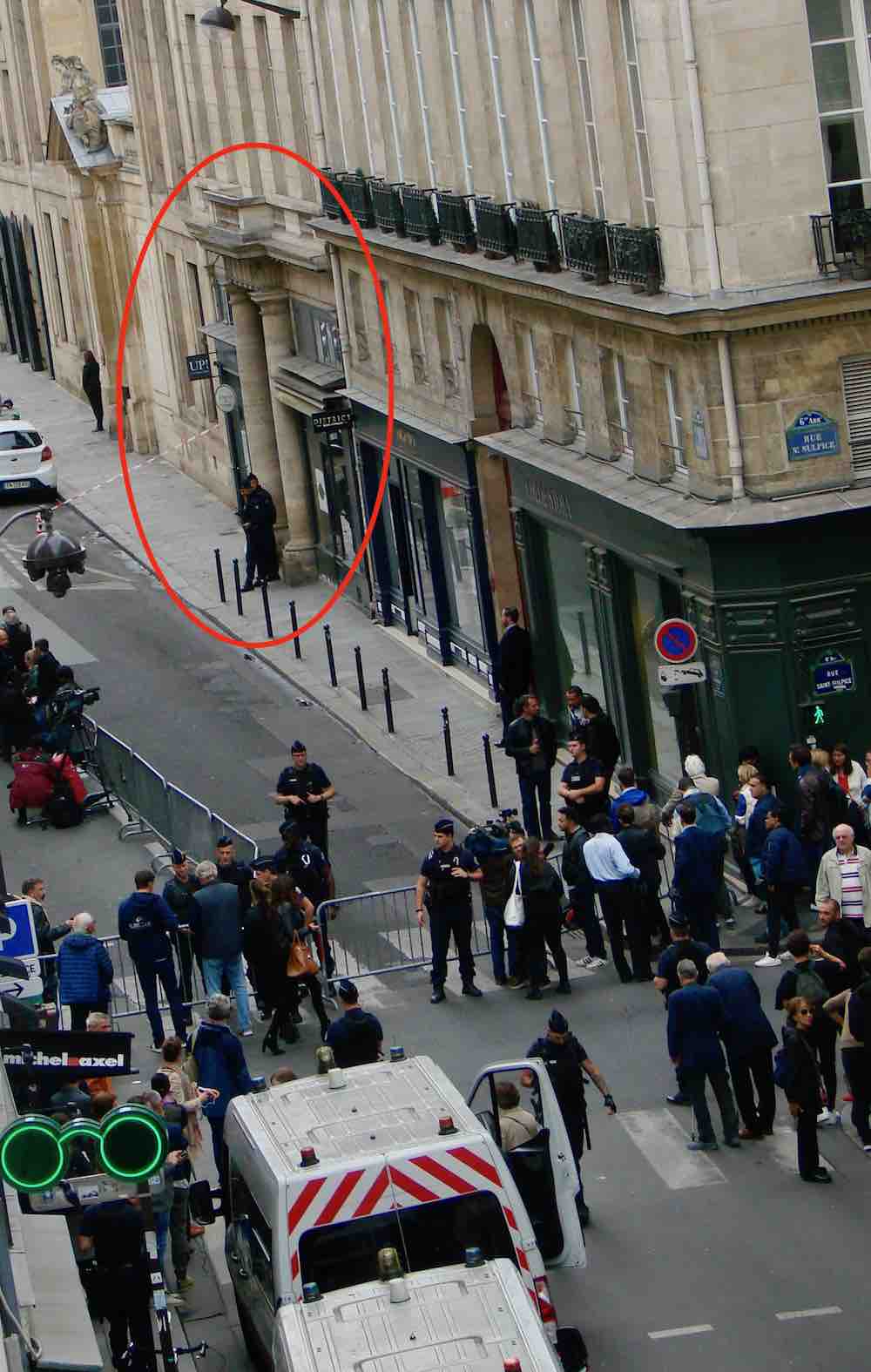 Devant le dernier domicile de Jacques Chirac dans le 6e arrondissement de Paris le jour de l'annonce de son décès le 26 septembre 2019 © PT