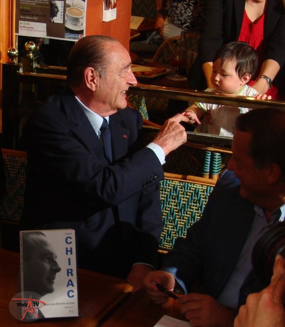 Jacques Chirac avec un enfant qui ne le connaissait pas © VD/PT