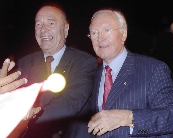 Le président de la République Jacques Chirac à son arrivée en Polynésie française est accueilli par le président du gouvernement local et sénateur UMP Gaston Flosse, pour un voyage officiel du 25 au 28 juillet 2003 © PP/PT