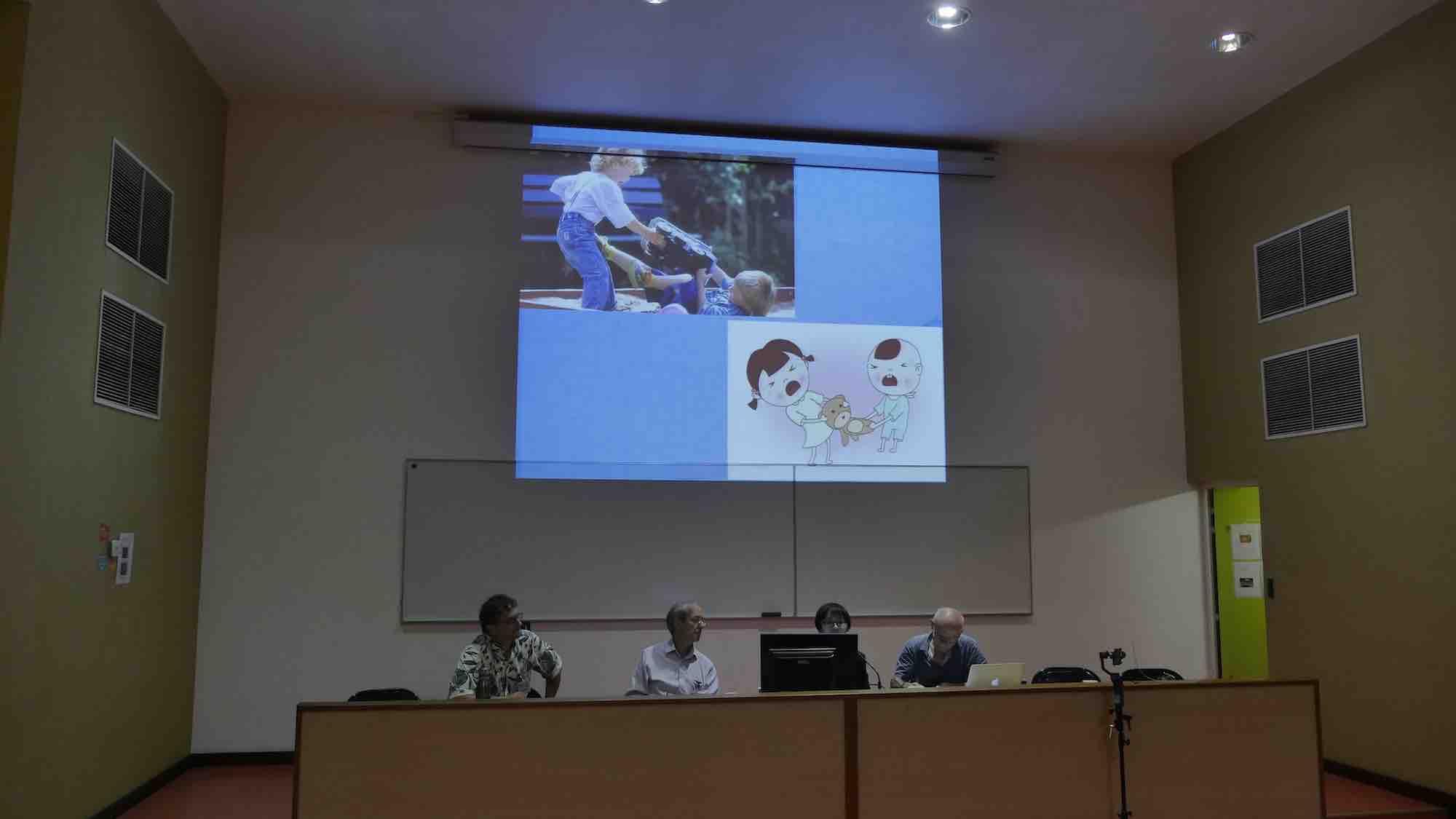 Cliquer sur l'image pour agrandir - Intervention pour expliquer "à qui appartient le jouet et comment résoudre ce conflit : en disant aux enfants qu'ils ne doivent pas se battre et partager" © photo VD/RGIP