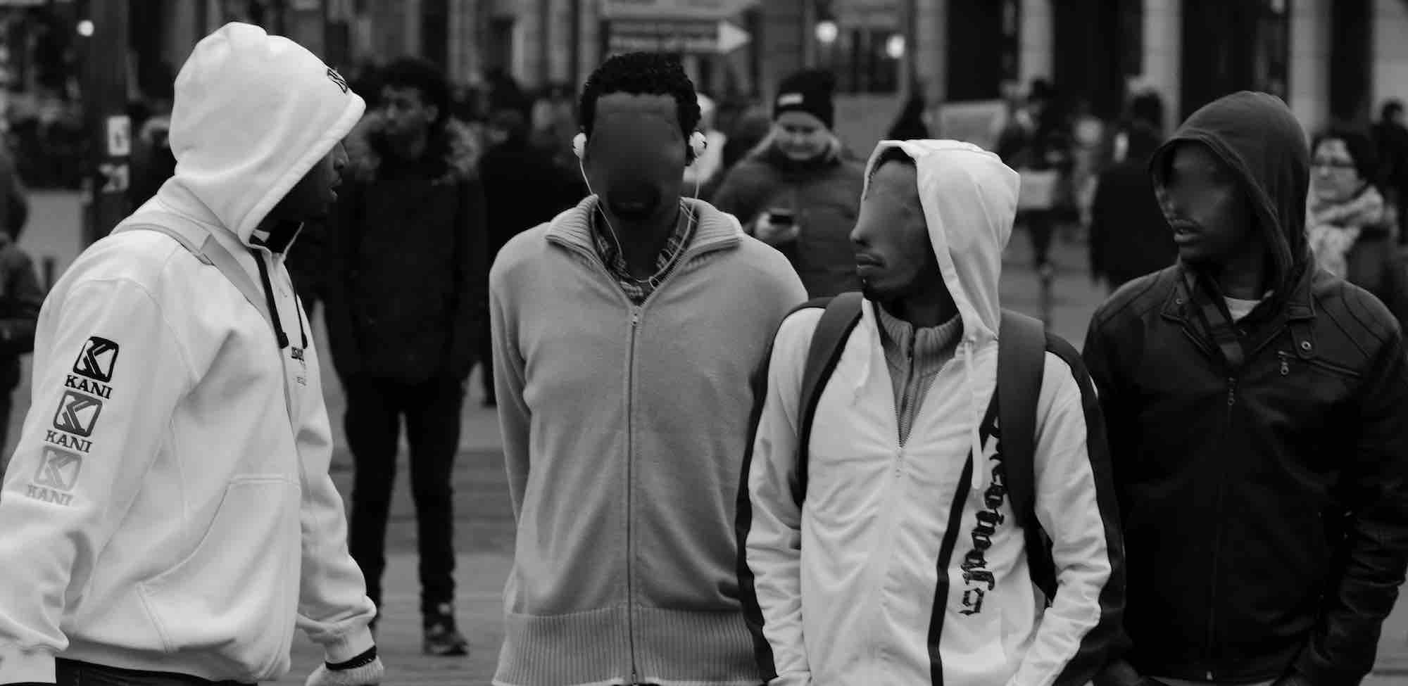 Personnes dans la rue © DR