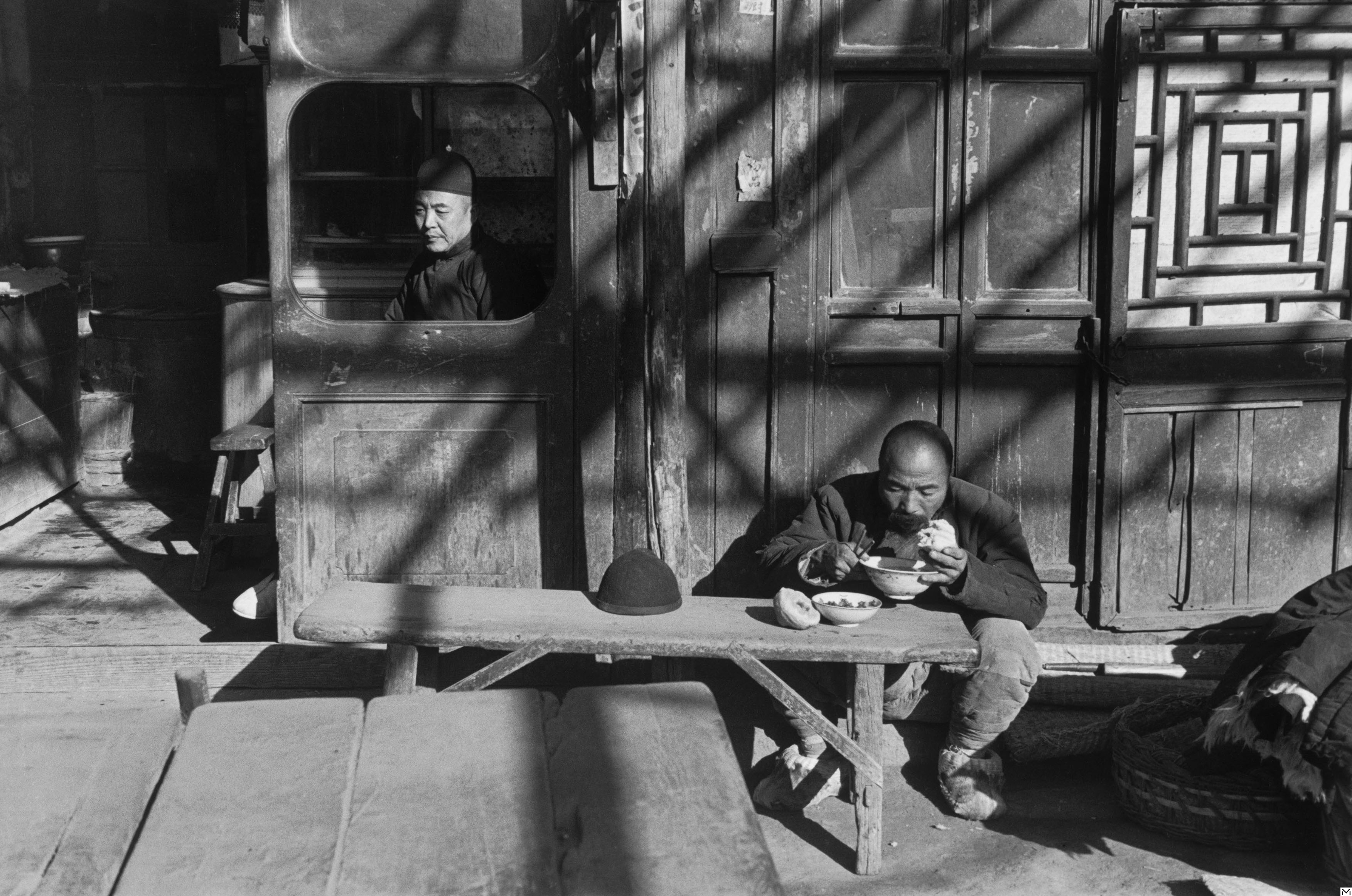 À l'entrée d'une taverne, Beijing, décembre 1948 © Fondation HCB / Magnum Photos