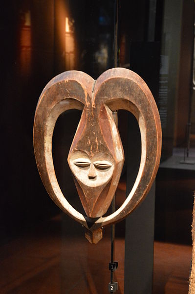 Masque anthropomorphe. Population Kwélé. Région d'Odzala. Congo. 19e siècle - début 20e. Bois, pigments. 47 x 35 x 10 cm. Don Dr. Pautchenko. inv : 71.1936.18.15. Réf. Les forêts natales. Arts d'Afrique équatoriale atlantique. Musée du quai Branly, 2018. n° 120 © shonagon - Domaine public