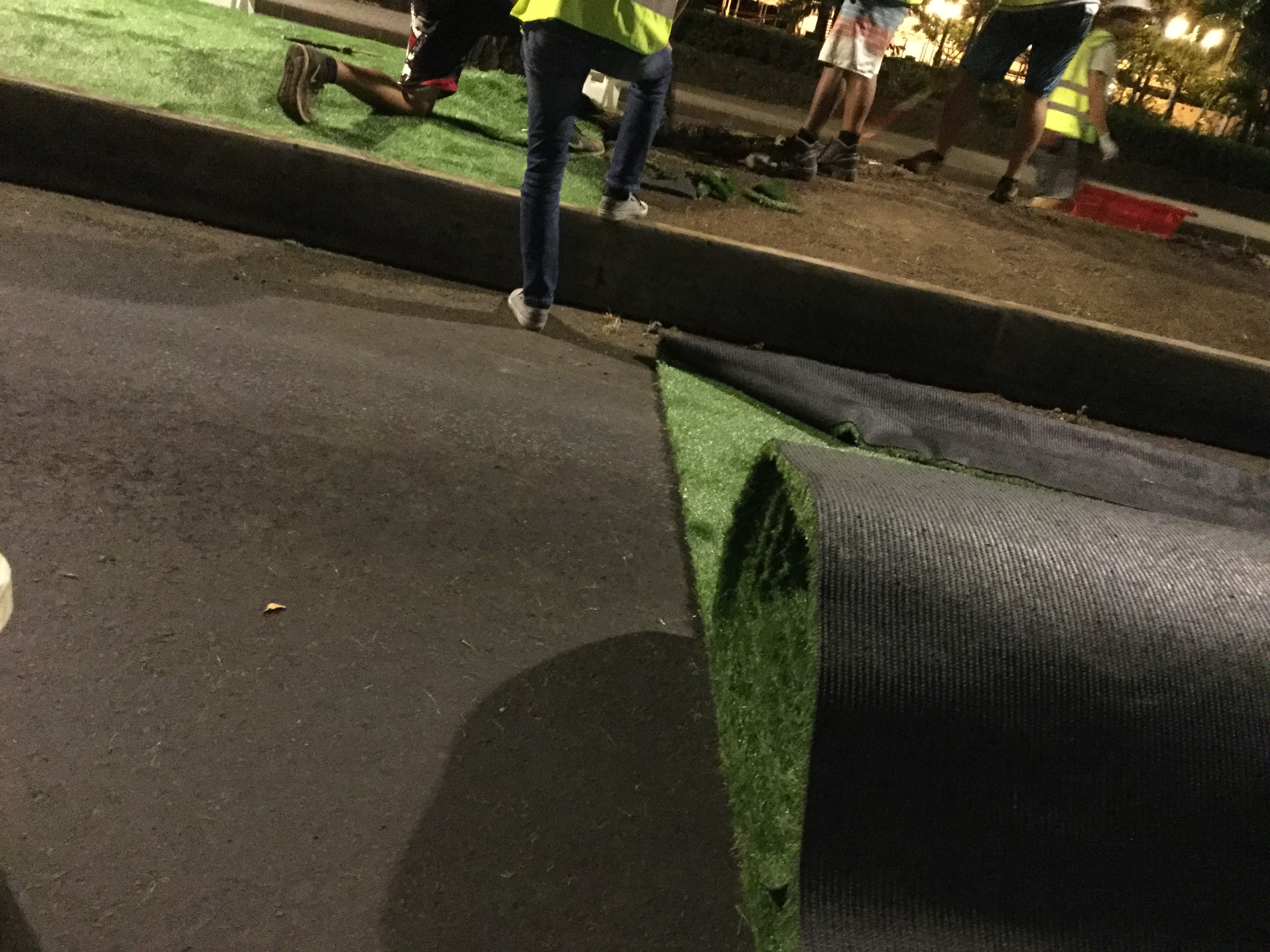 pose d’un rouleau de gazon synthétique sur le front de mer de Papeete le mercredi 24 juin 2020 @ VD/MT.