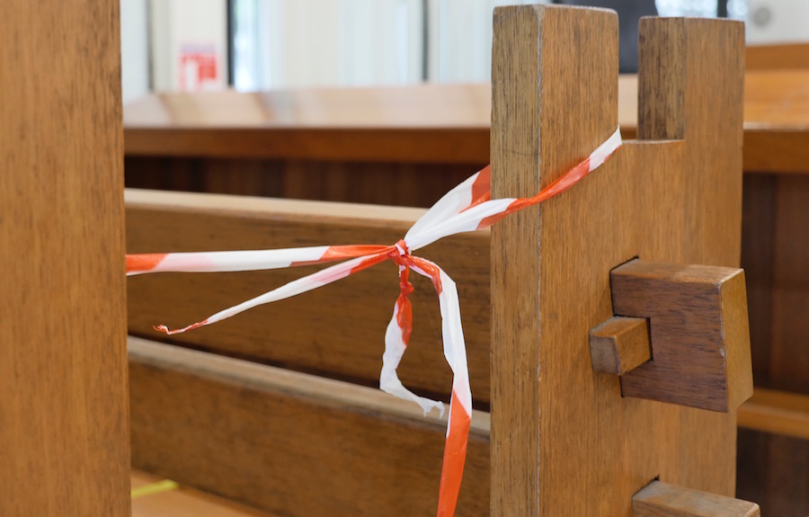 Jacques Mérot contre un arrêté du Président de la Polynésie française devant le tribunal administratif de Papeete - Covid oblige, tout le monde avance masqué et les bancs sont scellés de scotch pour faire respecter les gestes barrières © VD/MT