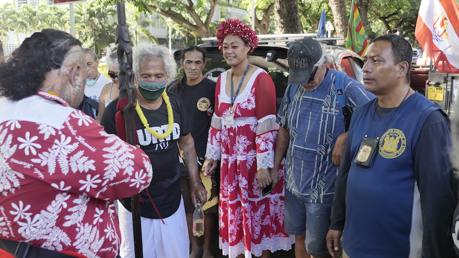 Petite cérémonie avant d'entrer dans le palais de justice le 21 août 2020 © VD/MT