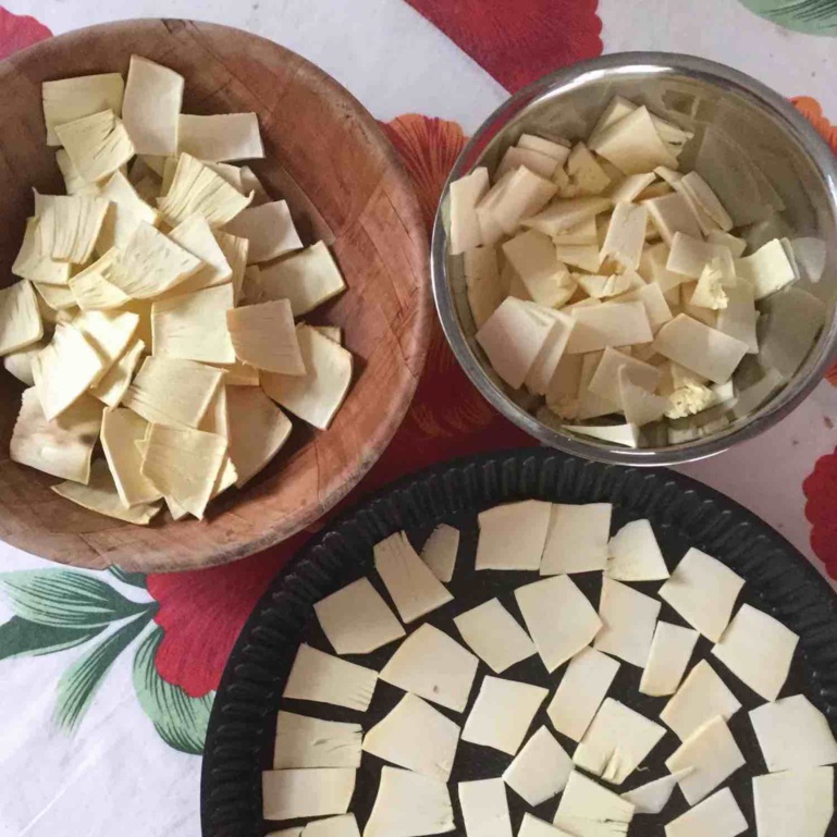 Une variante des cookies : des chips de 'uru (fruit de l'arbre à pain) cuites au four © VD/MT