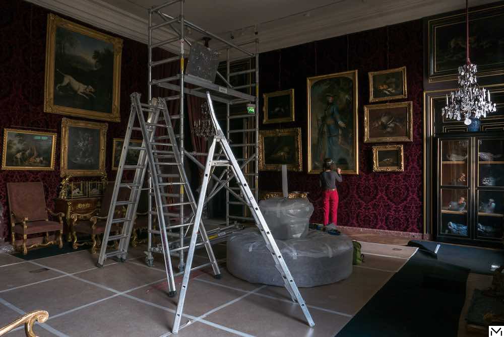 Rehanging paintings, Hôtel de Mongelas © Béatrice Hatala, Musée de la Chasse et de la Nature