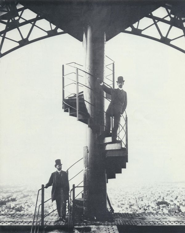 Gustave Eiffel et son gendre sur l'escalier de la Tour Eiffel - Crédit photo : Artcurial Briest - Poulain - Tajan / DR.