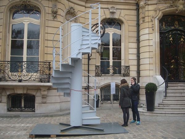 Une partie d’escalier de la Tour Eiffel aux enchères. La vacation organisée par Maîtres Briest-Poulain-F.Tajan, commissaires priseurs  associés débute à 19 heures le lundi 25 novembre 2013 au 7, Rond Point des Champs-Elysées dans le 8e arrondissement de Paris.