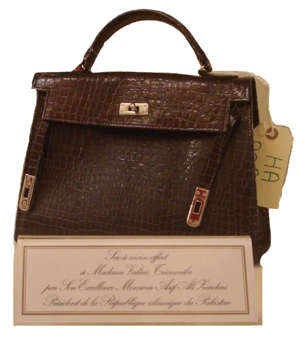 "Sac à main offert à Madame Valérie Trierweiler par Son Excellence Monsieur Asif Ali Zardari, Président de la République islamique du Pakistan" exposé avec d'autres cadeaux au Palais de l'Elysée lors des Journées Européennes du Patrimoine 2013 - Photo : VD / PT.