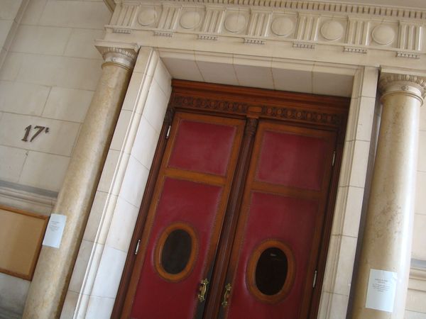 Entrée de la salle d'audience de la chambre de la presse - Photo : VD.