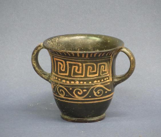 Petit cratère dit « Saint Valentin. Terre cuite à engobe noir, orné d’une frise de grecques et de volutes. Attribué au peintre de Xénon. Grande Grèce. IVe siècle av J.C. H : 11 cm. Lot 165 - Estimations : 500 - 600 € - Crédit : Eurl SVV Patrick DECLERCK.