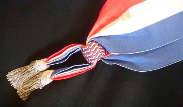 Une écharpe tricolore avec glands à frange d'argent d'un conseiller de Paris adjoint à un maire d'arrondissement - Photo : VD.