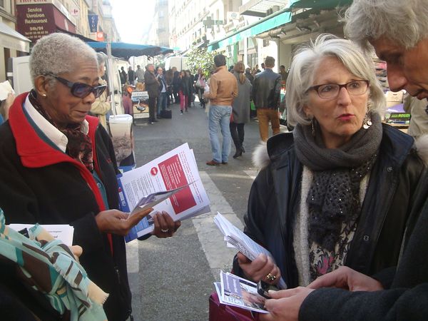 Marie-Thérèse Lacombe sur la liste de Jean-Pierre Lecoq s'intéresse au  programme de Dominique Baud de la liste Paris Libéré - Photo : VD.