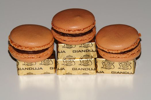Macarons et chocolats © porschelegend - Fotolia.com