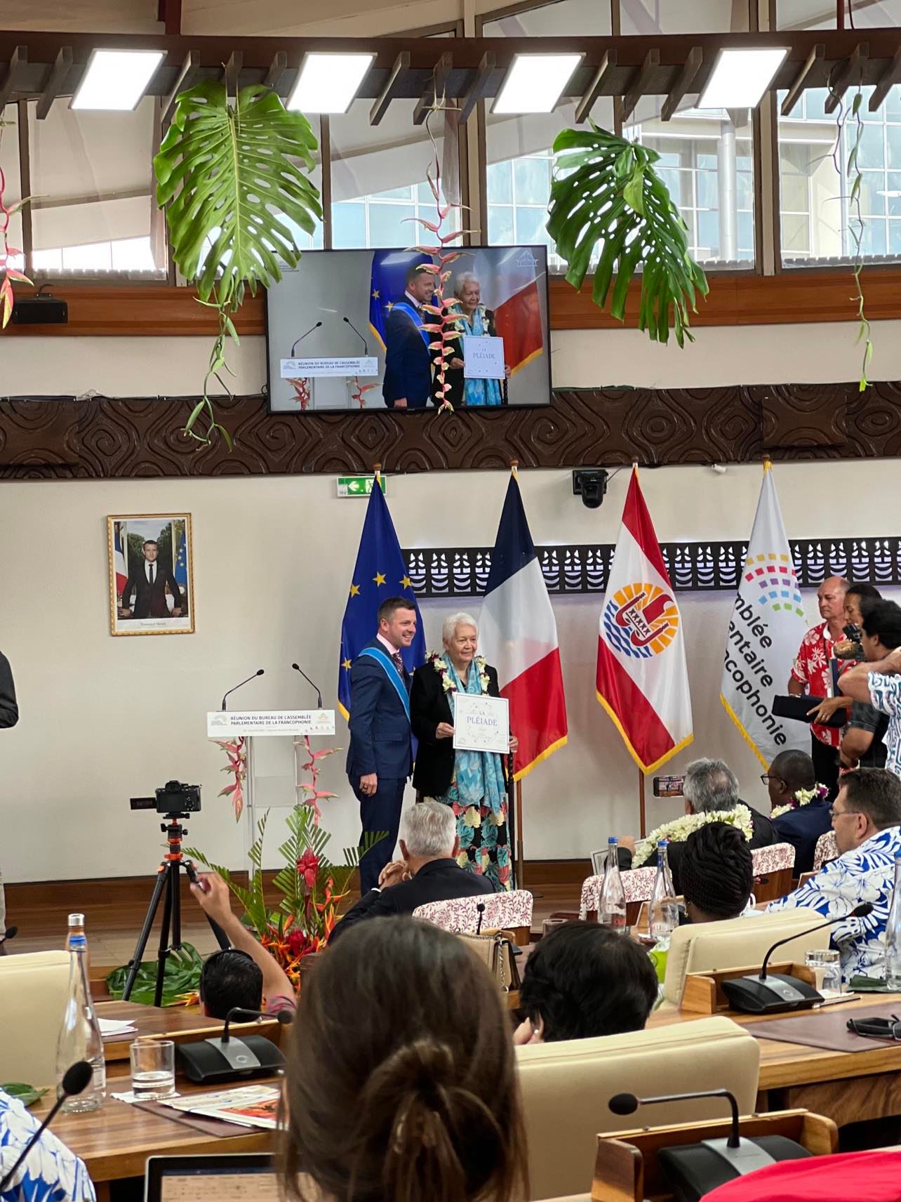 Flora Devatine-Aurima faite Chevalier de la Pléiade