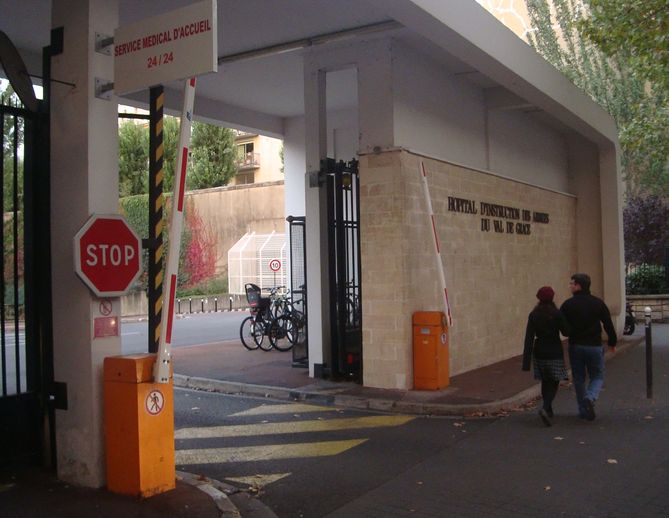 Entrée de l'Hôpital du Val de Grâce © VD / PT.