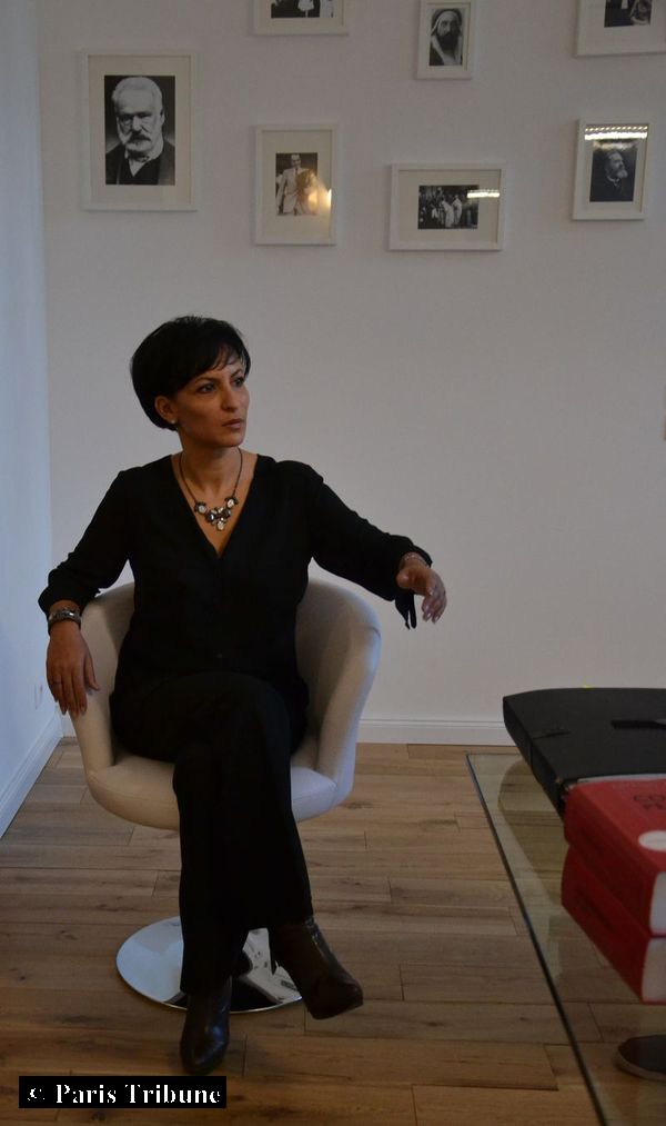 Maître Khadija Aoudia dans son bureau à Nîmes © Paris Tribune.