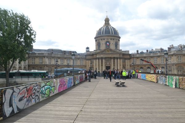 Le Pont des Arts débarrassé des cadenas le 1er juin 2014 © VD.