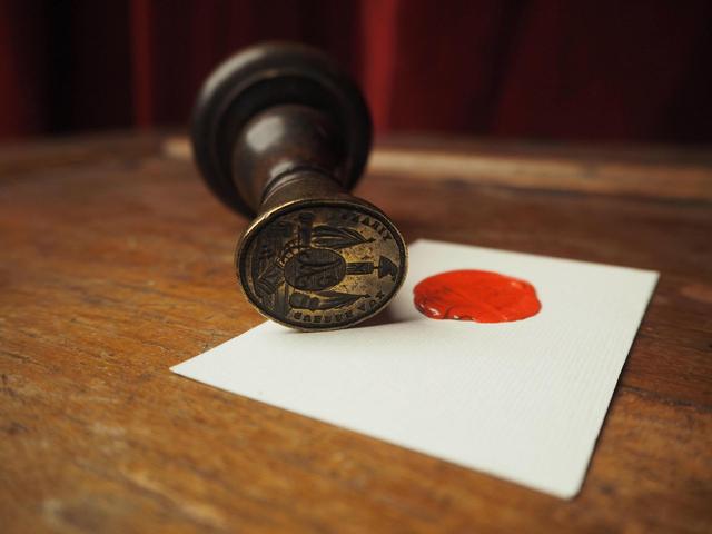 Lot n°118 - Sceau à cire Guerre aux Tyrans, chiffre sur fond de trophées militaires et révolutionnaires © Etude SADDE à Dijon.