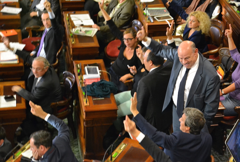 Jean-Marie Le Guen, conseiller de Paris et Secrétaire d'Etat, vote debout au conseil de Paris pour le voeu de l'exécutif sur le statut de Paris © VD - PT.
