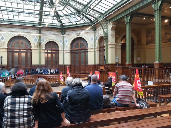 Assemblée générale pour reconduire la grève à la Bourse du Travail le 5 octobre 2015 © PT.