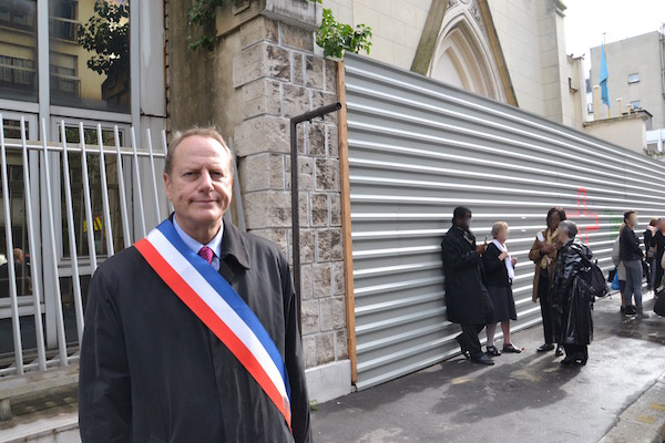 Philippe Goujon devant l'église sans culte, ancienne église Sainte Rita aujourd'hui murée © VD, PT.