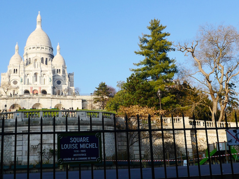 Le Square Louise Michel a reçu le label QualiPARIS, décerné par un organisme de certification indépendant, lequel repose sur des engagements concrets et vérifiables en matière d’accueil, d’écoute, d’accès et d’information au 6 place Saint Pierre 75018 Paris © VD Paris Tribune