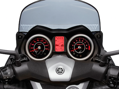 Scooter Yamaha X-Max - L'affichage numérique et analogique du bloc compteur avec un rétro éclairage rouge © Yamaha