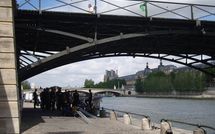 Exercice de pompiers sous la passerelle des Arts