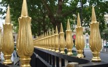 Hôtel des Impôts : des grilles en or