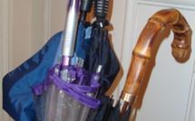 Attaque à main armée dissimulé derrière un parapluie ouvert