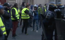 Face à face Gilets jaunes et policiers à deux pas de l'Elysée