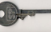 Pris la clé PTT à la main