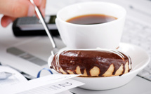 Vol de téléphone à la table d'un café