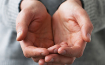 La pratique de la mendicité interdite sur l'avenue des Champs-Elysées 