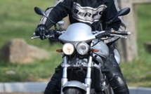 Le voleur au tee-shirt bleu