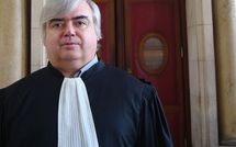 Un élu peut être critiqué plus librement que les citoyens ordinaires