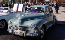 Les voitures anciennes aiment passer par Paris