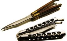 Il joue avec son couteau avant d'entrer au lycée