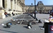 Saletés cour Napoléon