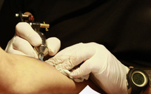 Repéré par son tatouage : une étoile sur la main