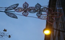 Que se passe-t-il entre la mairie du 6e arrondissement et l'association des riverains et des commerçants de la place Saint-Michel ?